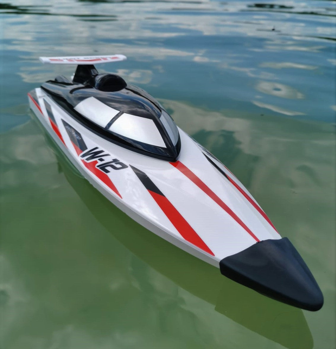 RC 2,4 Ghz. Speedboot TIGER SHARK W-12