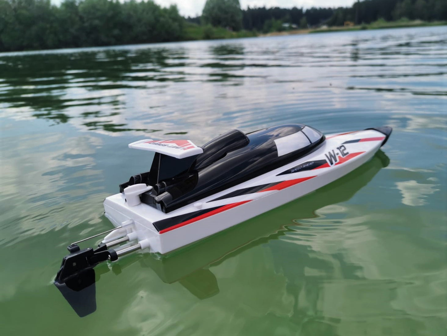 RC 2,4 Ghz. Speedboot TIGER SHARK W-12