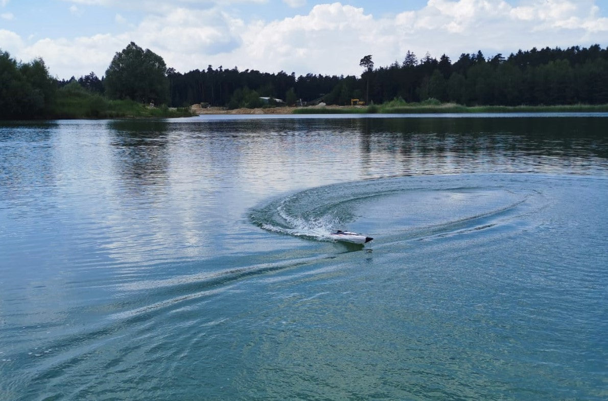 RC 2,4 Ghz. Speedboot TIGER SHARK W-12