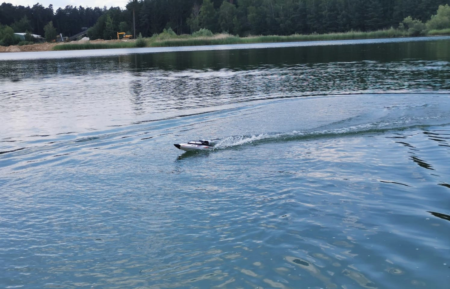 RC 2,4 Ghz. Speedboot TIGER SHARK W-12